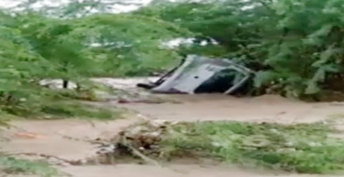 تلنگانہ کے جوگولامبا گدوال ضلع میں ایک کار خاتون کے ساتھ بہہ گئی