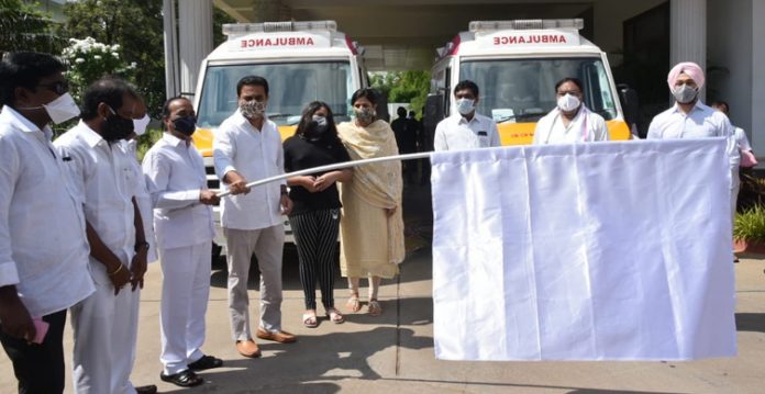 تلنگانہ کے وزیر کے تارک راما راو نے ایمبولنس گاڑیوں کو جھنڈی دکھائی