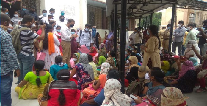 حیدرآباد کے عثمانیہ اسپتال کے نرسنگ اسٹاف کا احتجاج