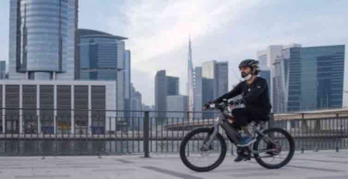 شیخ محمد بن راشد کی دبئی کی سڑکوں پر سائیکلنگ