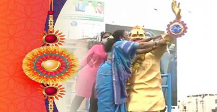 خواتین نے سابق وزیراعلی کے مجسمہ کو راکھی باندھی