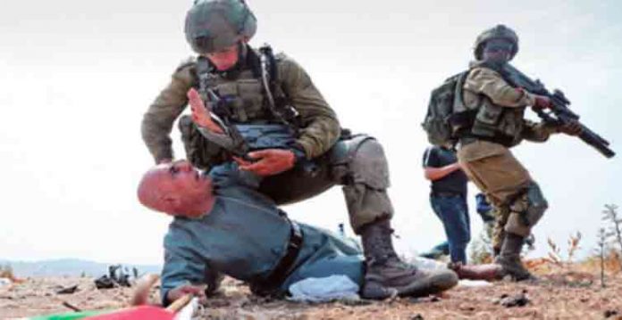 اسرائیلی فوجی کے گھٹنوں کے نیچے فلسطینی ، دل دہلادینے والی داستان