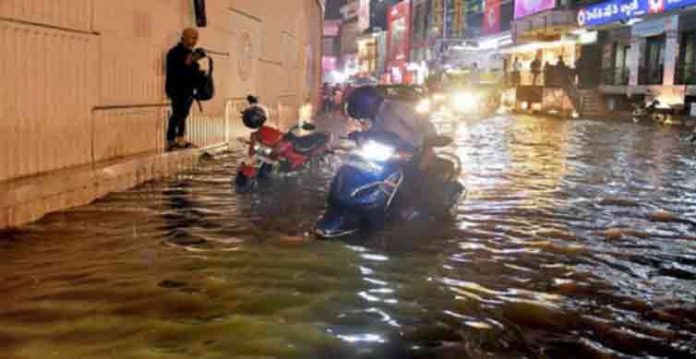 حیدرآباد کے کئی مکانات میں پانی داخل، عوام میں خوف ، ٹریفک جام
