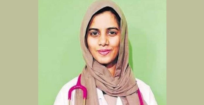 نوجوان ڈاکٹر نوری جو صرف 10 روپئے میں مریضوں کا علاج کرتی ہیں