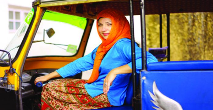 کشمیر کی پہلی خاتون آٹو ڈرائیور بنجیت کور، آٹو چلا کر علیل والد کا تعاون کرنے میں مصروف