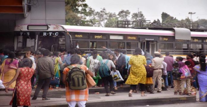 تعلیمی اداروں کے بند ہونے کے بعد بس اسٹیشنوں پر طلباء کا ہجوم